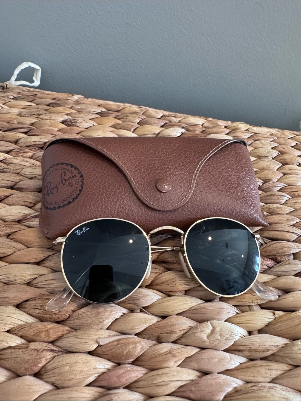 Ray-Ban Men’s Round Metal Sunglasses in Gold with Black Lenses and Brown Case